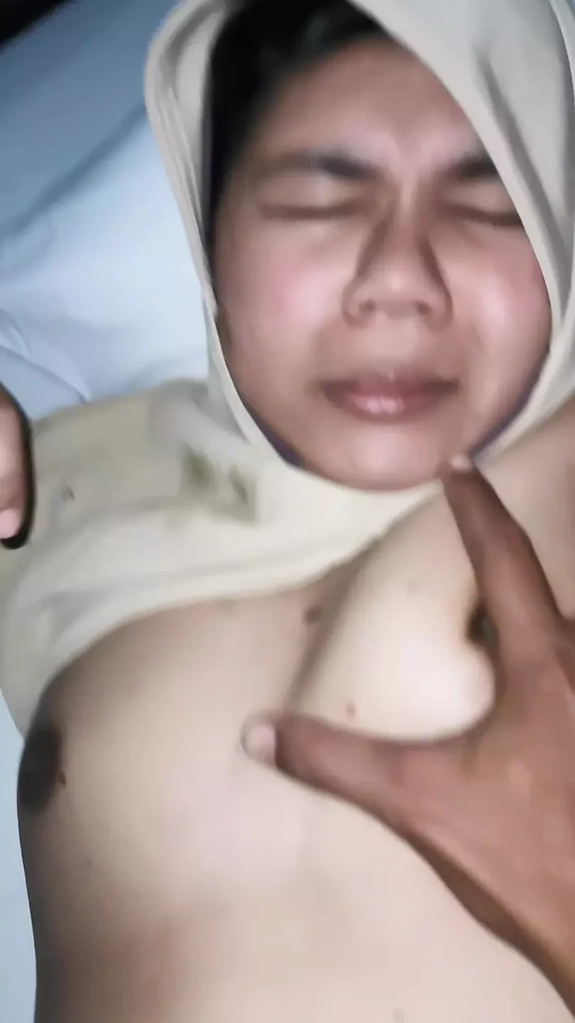 我的继母偷偷地来到我身上直到我。