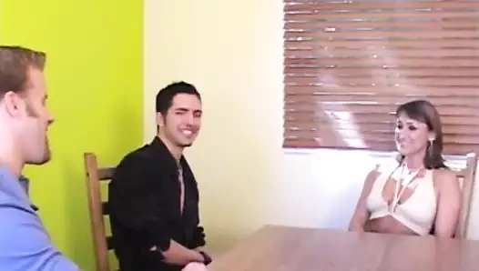 Jillian foxxx dientot di atas meja sambil ditindik