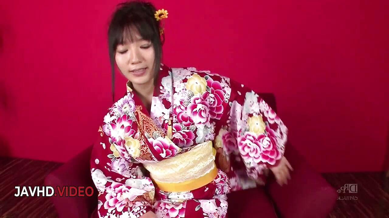 Chiharu Sizzles em quimono com sensual japonês boquete thrills e hot creampie action