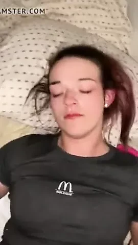 La pute de McDonald baise son manager noir pour une augmentation