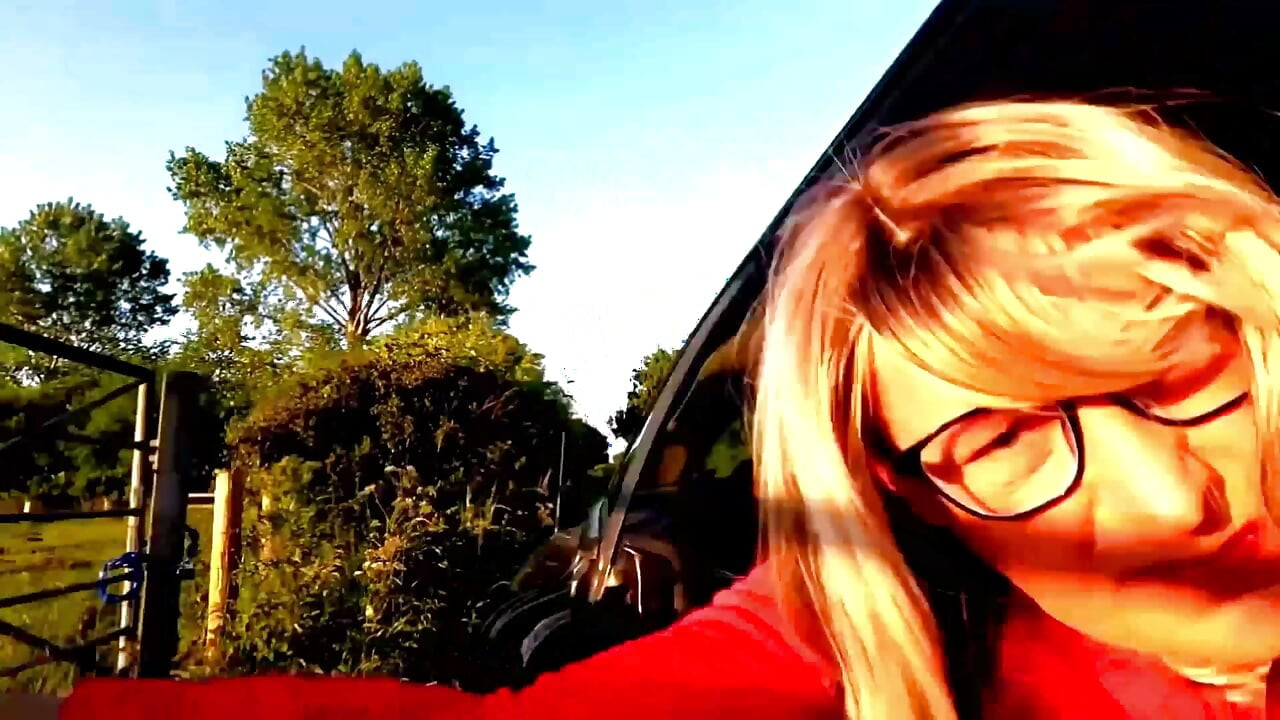 Amateur crossdresser Kellycd2022 masturbating in the sun