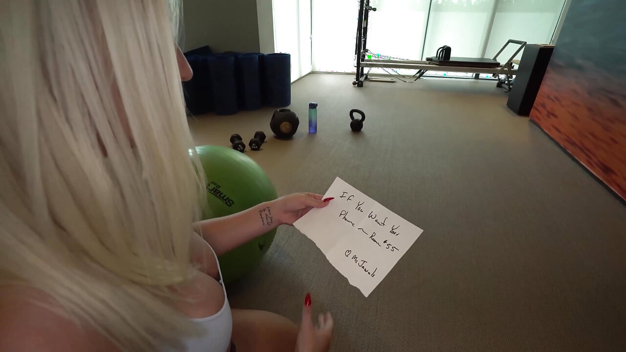 Gorąca siłownia MILF wabi napalone PAWG do cipki play & klapsa sesji