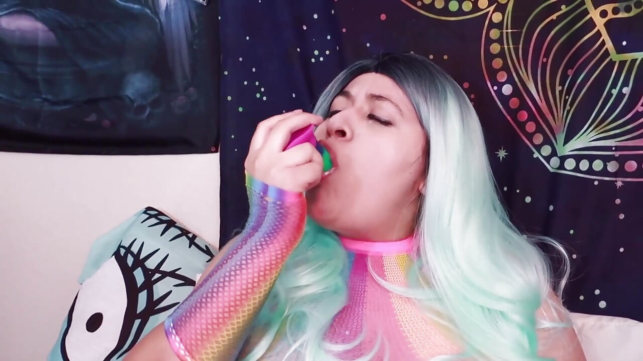 狂歡女孩玩弄她最愛的玩具