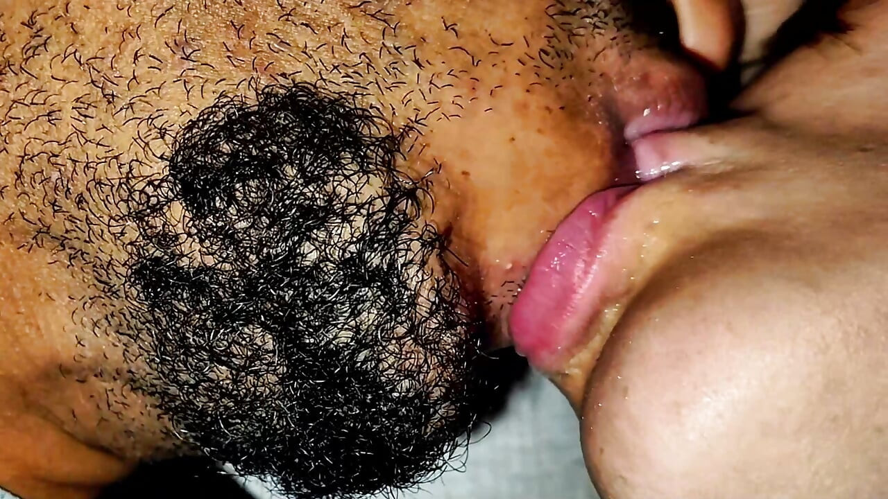 我发现我的继妹赤身裸体躺在床上，热情地亲吻她并操她，直到我射在她紧致的阴户里