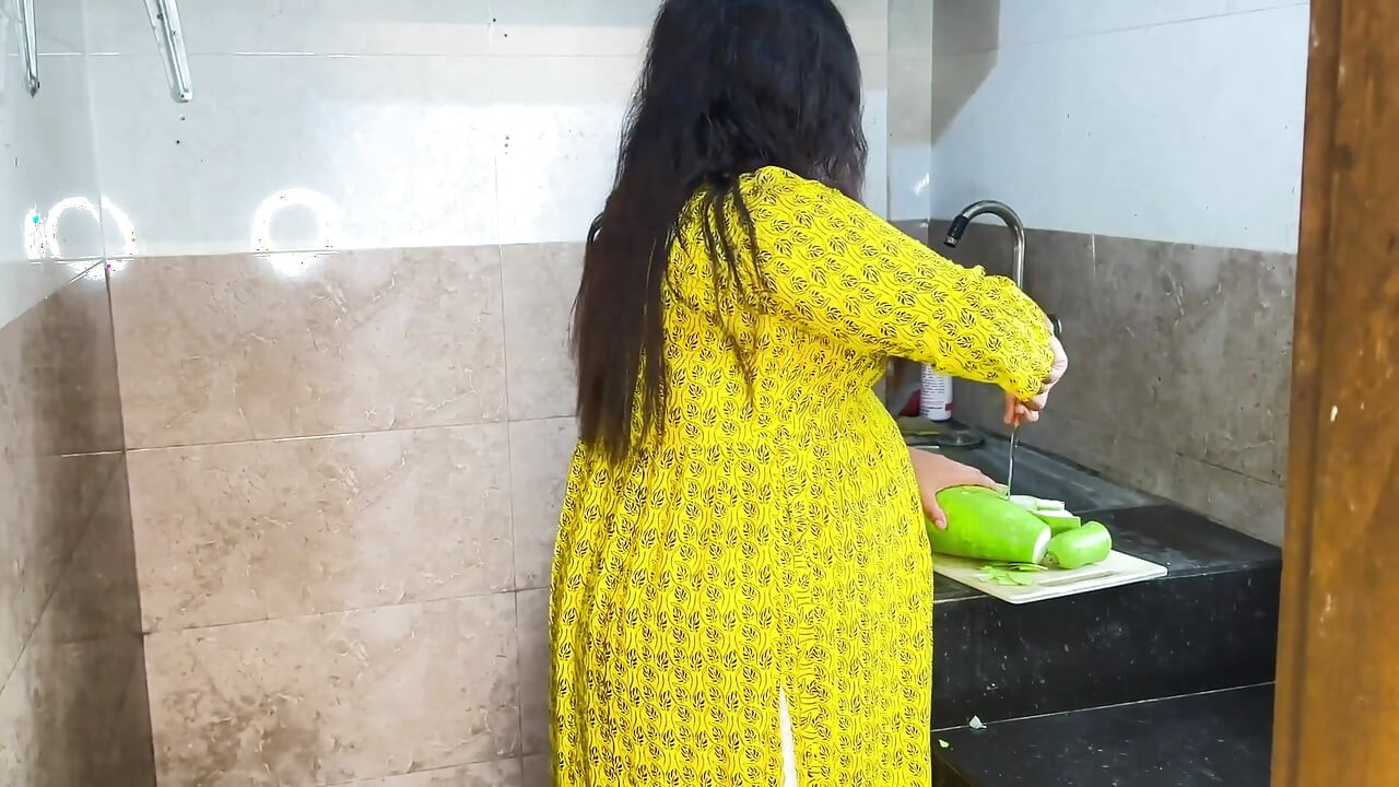 Tiba-tiba saya mengongkek ibu mertua saya semasa dia memotong kari di dapur - seks kasar desi