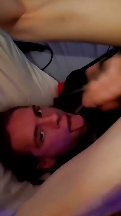 Loona Shemale trans stryger et cumshot i hendes ansigt Kom og se denne lille tæve sperm på sig selv
