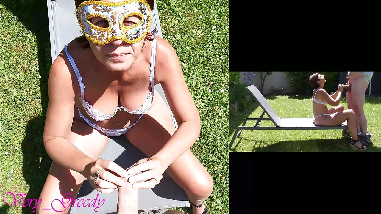 섹시한 흰색 란제리를 입은 아름다운 밀프가 바깥에서 후배위 스타일에 따먹히며 그녀의 큰 엉덩이에 사정