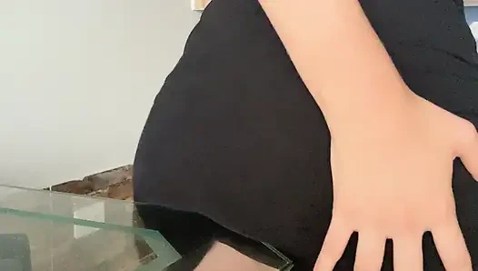 Wie köstlich es ist, meine Vagina mit dem Ende des Tisches zu reiben, hehehe