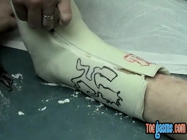 Ripped socks jock Evan Heinze and Ian Madrox foot fetish