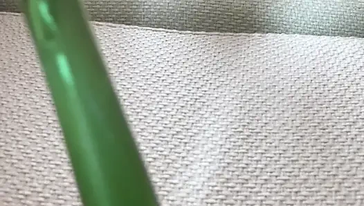 Она начинает играть возле зеркала и не останавливайтесь, пока не будет оргазм