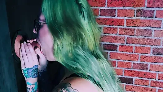 Mengisap Kontol Tebal di Gloryhole