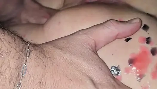Er tropft wachs auf meinen arsch und kommt dann auf meine muschi, um mich abzukühlen!