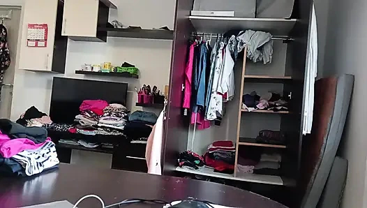 Amatör Kadın Kıyafetlerini Denerken Ve Keserken Eğleniyor.