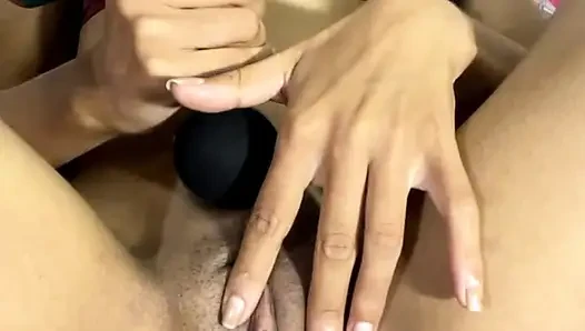 Istri kitty Indiaku yang masih muda pamer memeknya dipijat dan dientot habis-habisan sama lovense full horney