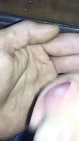 Joven polla pequeña dispara grandes cantidades de esperma en la mano