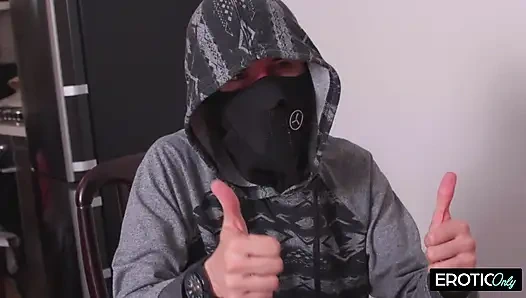 Mutter Fickt Die Freunde Ihres Sohnes Während Er Zu Schaut