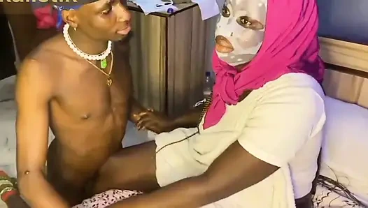 Tante semok berhijab yang baru nikah pura-pura polos diyakinkan untuk selingkuh satu putaran lagi