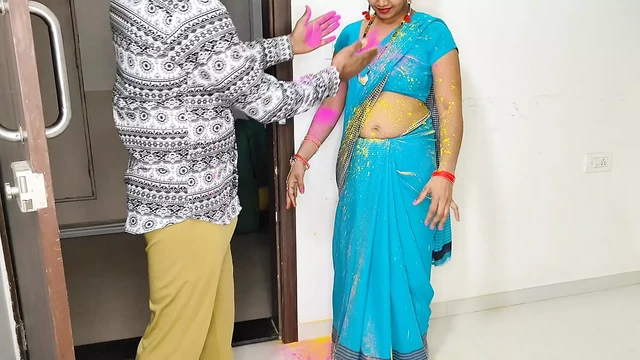 Счастливой бхабхи Holi Komal, не применяй цвет, как этот, на меня шурин