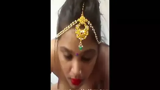 Dziewczyna nago taniec w hinduskich piosenkach