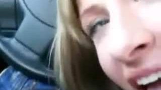 Blondine zuigt zijn pik in de auto