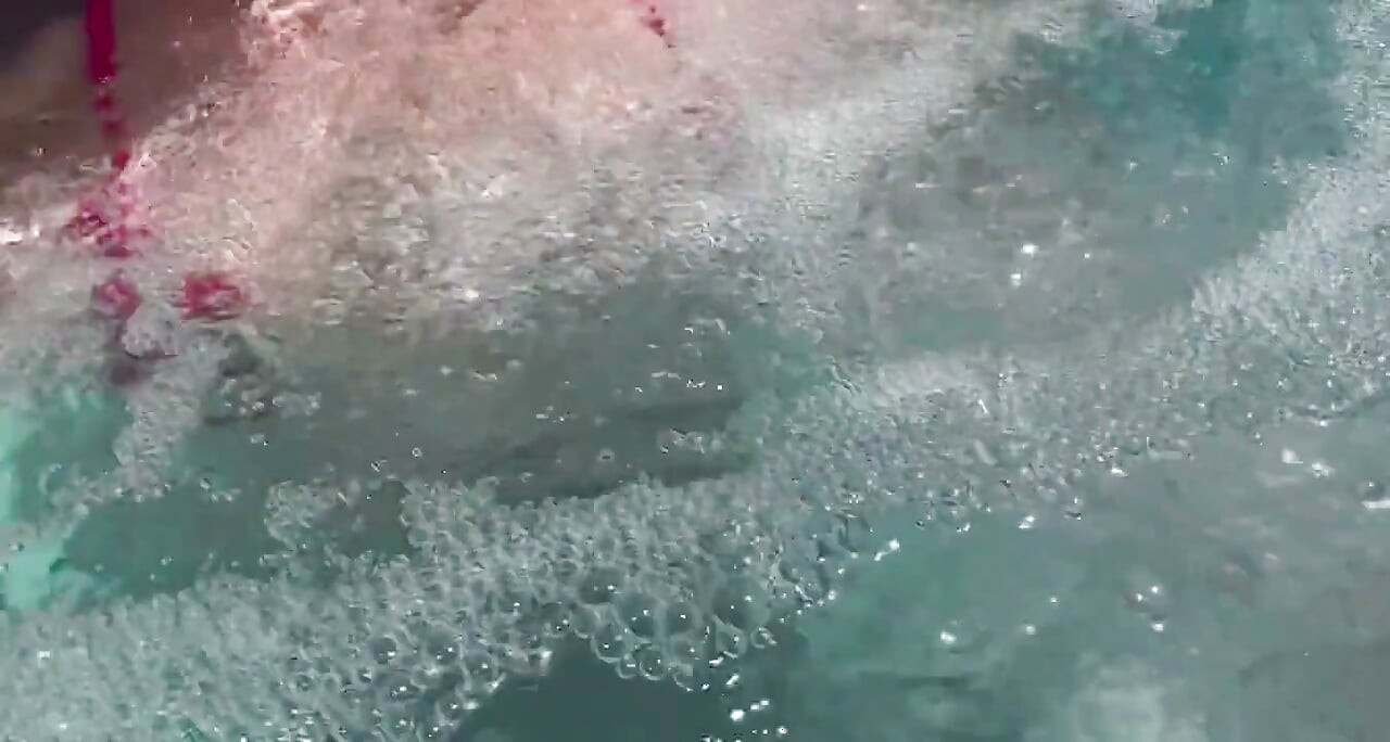 Artemisia adore montrer ses seins parfaits dans un micro bikini sous l’eau