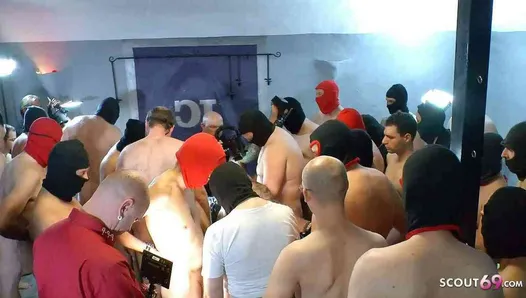 Cipka pełna spermy - niemiecki creampie bukkake gangbang