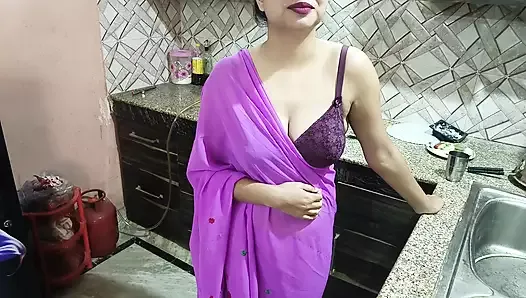 Индийская мачеха удивляет своего пасынка Вивека на день рождения на кухне Грязный разговор хинди голосом Saarabhabhi6, ролевая игра горячая сексуальная
