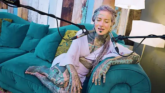 Ich spreche über B - Bordem - ASMR podcast SFW spricht goth dünnes mädchen dreadlocks tattoo model inked mädchen