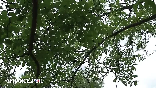 Грудастая женщина с короткой стрижкой помогает таксисту снять стресс