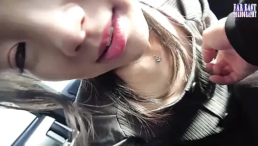 Kalabalık gözlerin dik uçlarında ateşli, sıkı bir tepenin ateşlendiği çıplak meme yürüyüşü faz.1