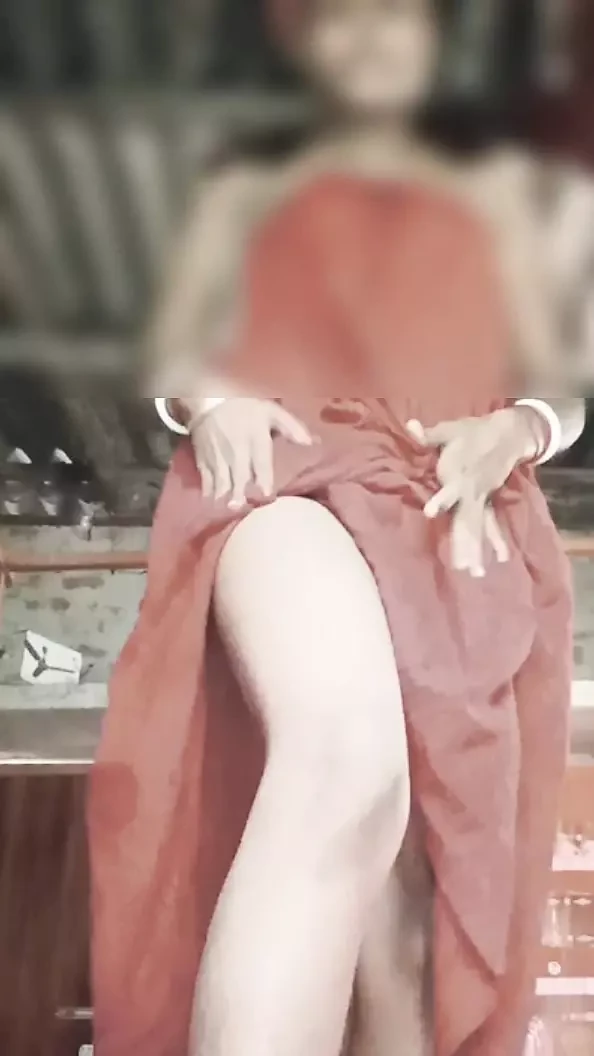 Indisk husfru knullar hårt hennes fitta med stor gurka och sprutar orgasm hennes röda fitta