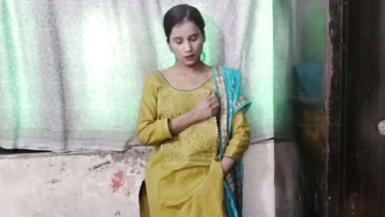 台所で一人のメイドを見て、店主は後ろからペニスを挿入した。