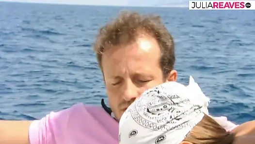 Сучка наклоняется, пока огромный член бурит ее киску сзади