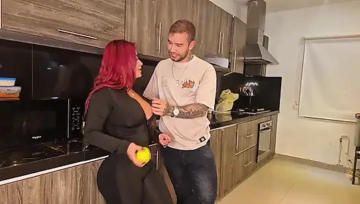 Spor salonu için arkadaşımı almaya gittim ve üvey erkek kardeşimin yarağını nezle yuttum