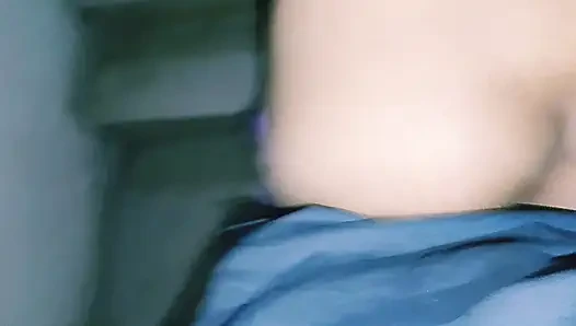 Istri tetangga desi neol ngentot di tangga