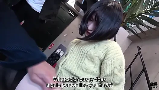 Solgun ve kıllı Japon kız arkadaş erkek arkadaşının önünde seks yapıyor