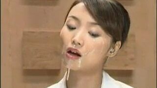 Hermosa presentadora de noticias japonesa recibe varios tratamientos faciales