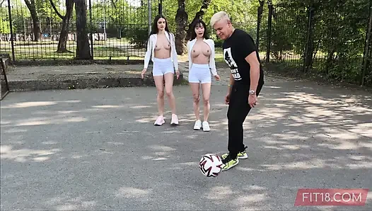 Sıska Japon av yıldızı ve uzun boylu Fransız esmer Asyalı adamla üçlü seks yapıyor
