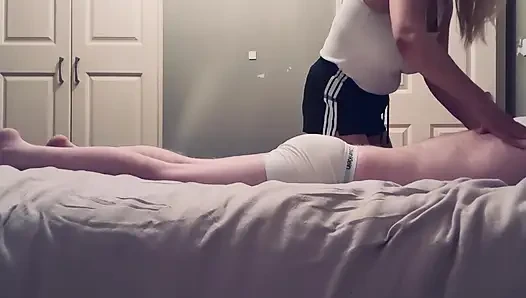 Tante seksi yang lagi selingkuh menggoda tetangganya untuk pijat dia nggak bisa menahan diri untuk ngentot kontolnya habis-habisan