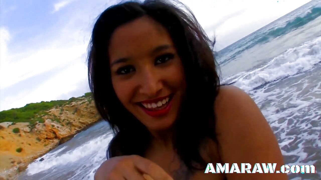 Brunetă tatuată în bikini Dolce Elektra futută goală pe plajă