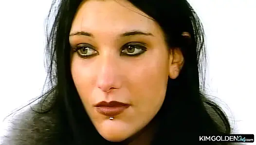 Verfuehrerische Bruenette mit Toys in Ekstase