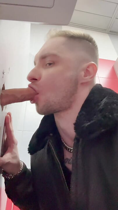 Gopnik, istasyonun tuvaletindeki Glory'nin deliğinden penis emiyor