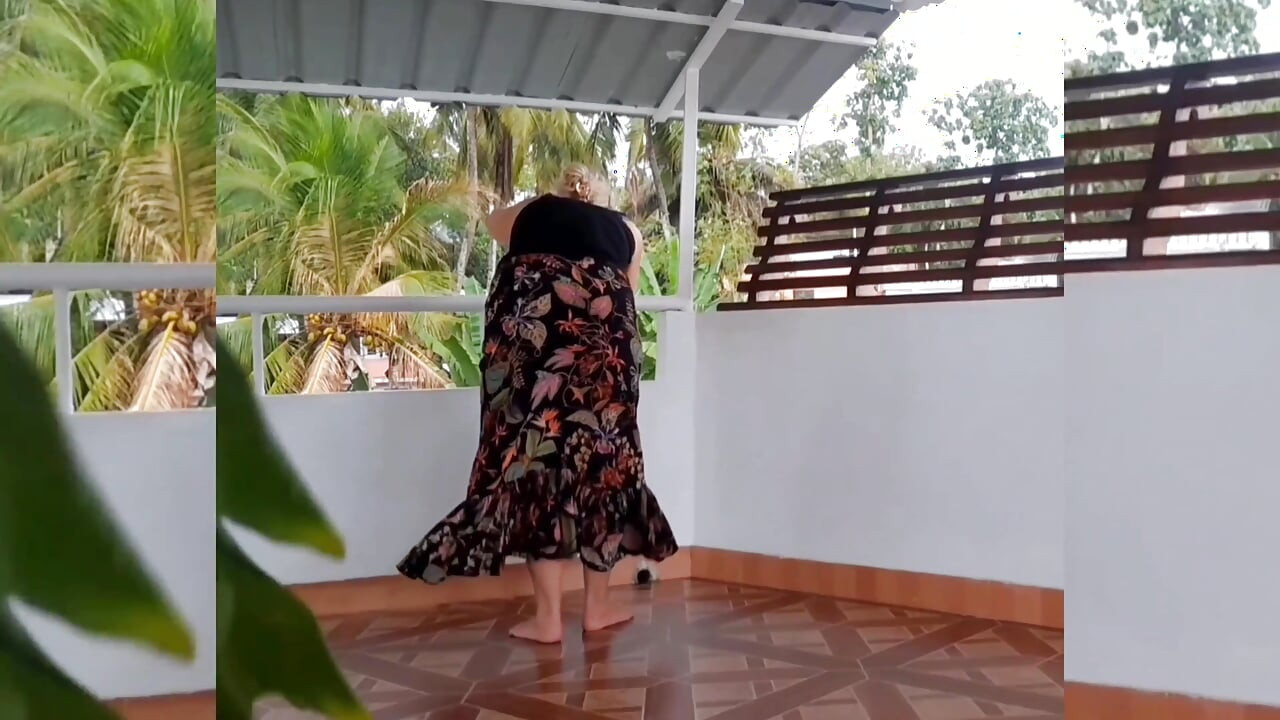 Zrela amaterska plavuša uživa u seksu