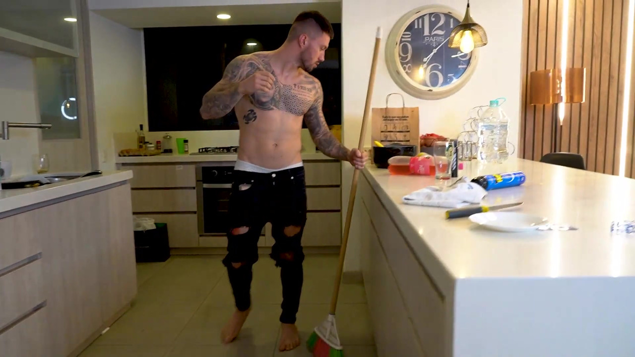 18 岁的哥伦比亚继妹趁父母不在的时候操她姐夫的绿帽奴！Naty delgado和rauls Bud