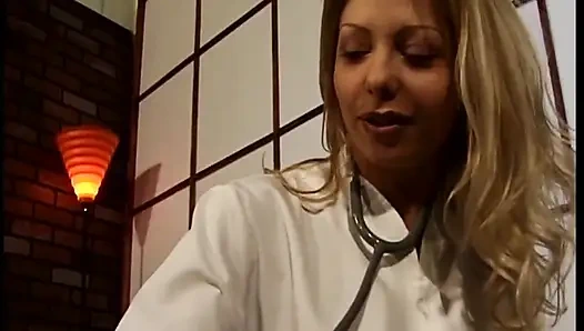 Vollbusige blonde MILF-Ärztin nimmt pulsierenden schwanz in der dampfenden untersuchung tief in den hals