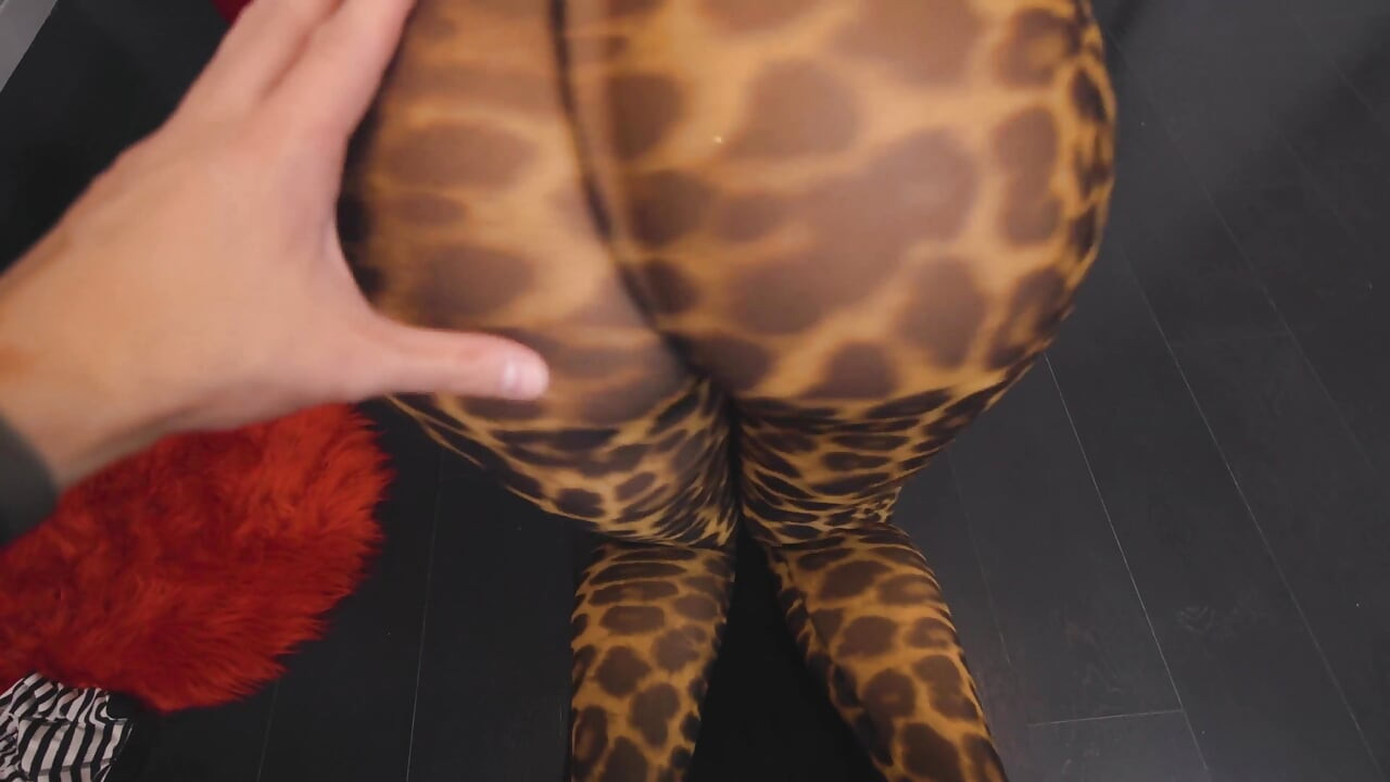 Geile milf cougar zuigt en neukt jonge pik