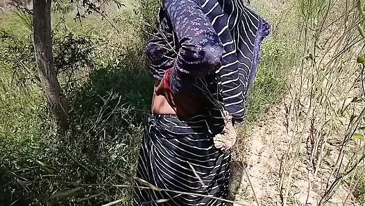 Bhabhi ne Devar ke sath Holi manae Khet per aur bhabhi ki chut mein rang Lagaya aur bhabhi ki bubs mein bhi Rang Lagaya