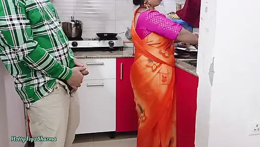 Desi bhabhi kitchen meBartan Dho rahi thi tabhi devar ne piche se bhabhi ki le li
