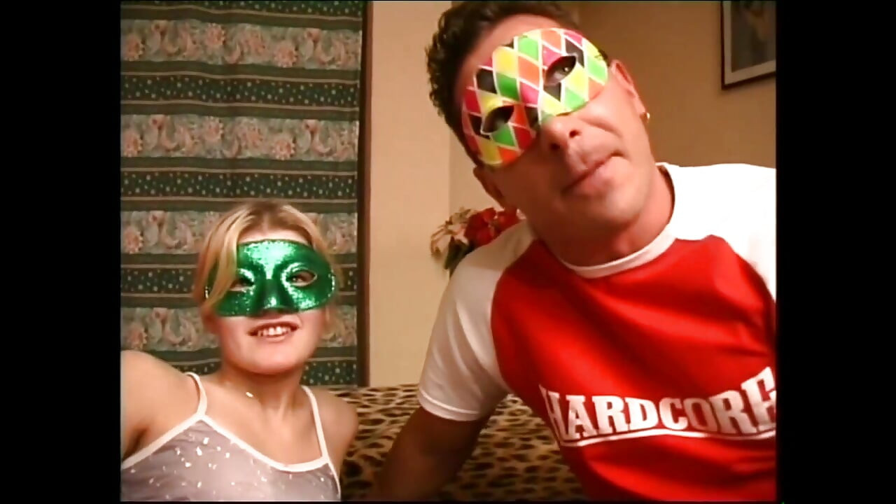 Piękna zamaskowana mamuśka z owłosioną cipką zerżnięta i wytryskiem na małe cycki przez amatorskiego kutasa