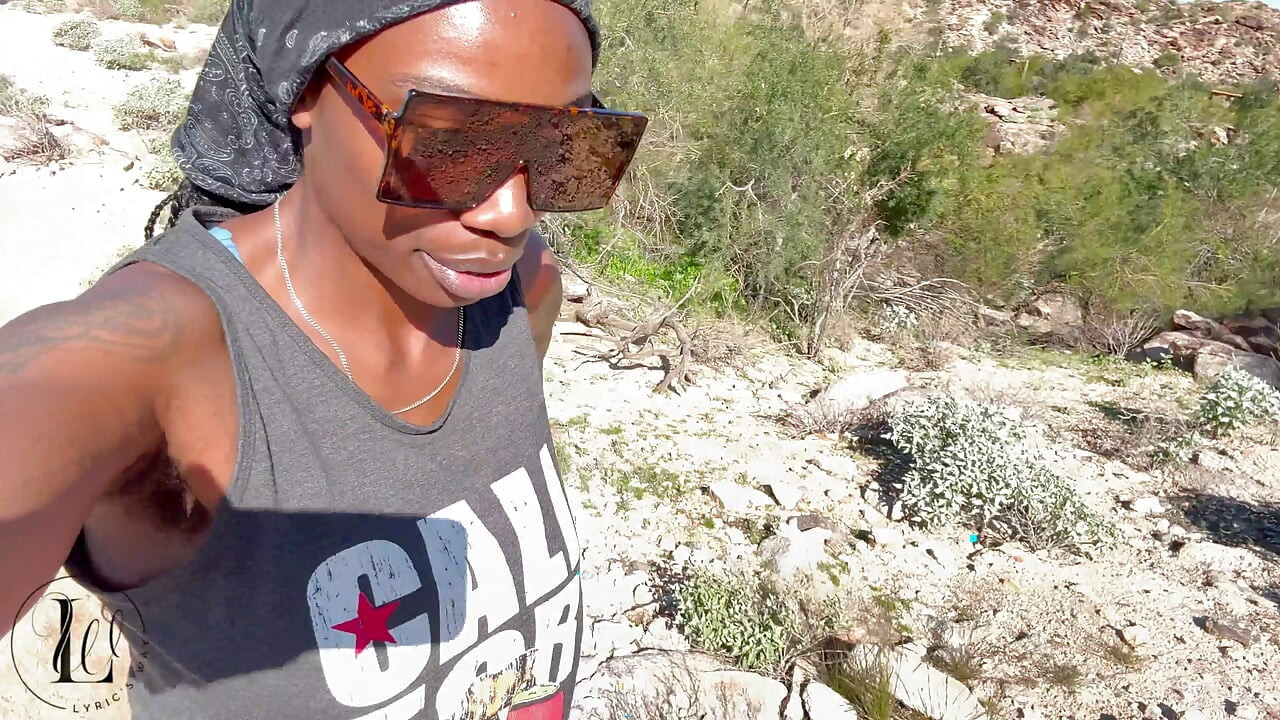 Eboni par šeta svež vazduhom i zvezdama